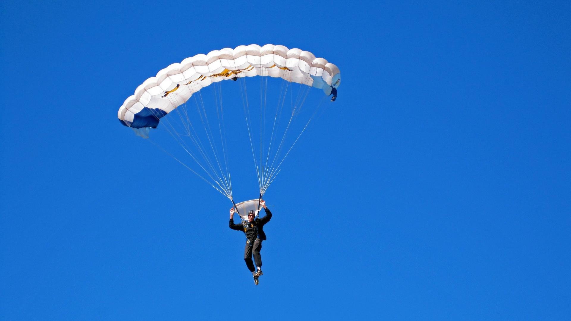 “山谷穿梭：天然险境中的极速较量”，山谷探险